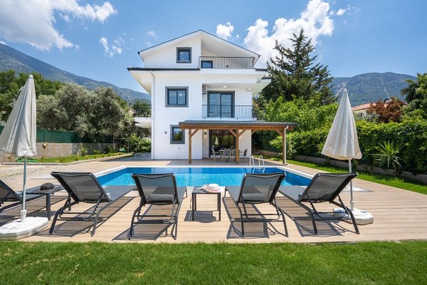 Villa Clara | Ovacık'ta Korunaklı Havuzlu ve Jakuzili Lüks Villa