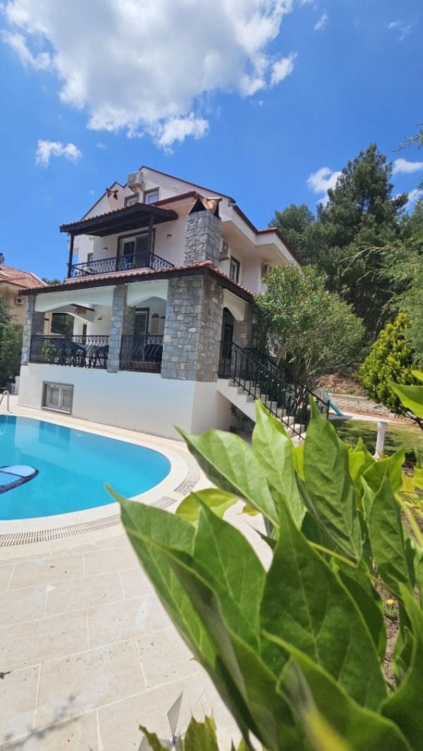 Villa Pineta | Hisarönü'nde 10 Kişilik Oyun Parklı Lüks Villa