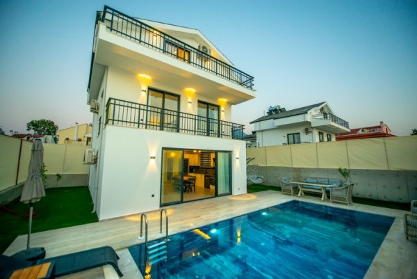 Villa Yüzüpak 2 | Fethiye Merkez'de Jakuzili ve Havuzlu Lüks Villa