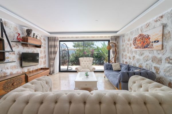 Villa Zerrin 4 | Kalkan’da Isıtmalı Havuzlu Taş Villa