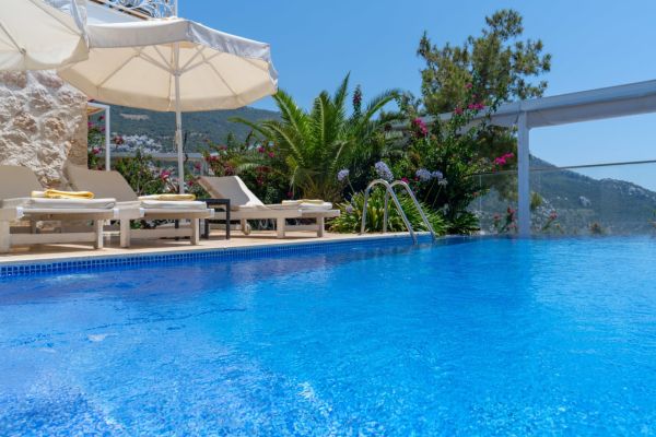 Villa Zerrin 4 | Kalkan’da Isıtmalı Havuzlu Taş Villa