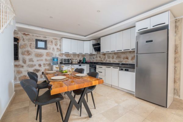 Villa Zerrin 4 | Kalkan’da Isıtmalı Havuzlu Taş Villa