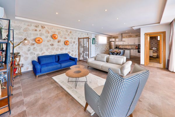 Villa Zerrin 8 | Kalkan’da Jakuzili ve Isıtmalı Havuzlu Tatil Villası