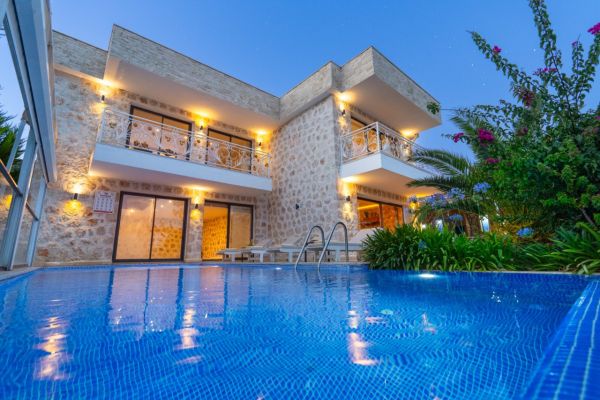 Villa Zerrin 9 | Kalkan’da Isıtmalı Havuzlu Taş Villa