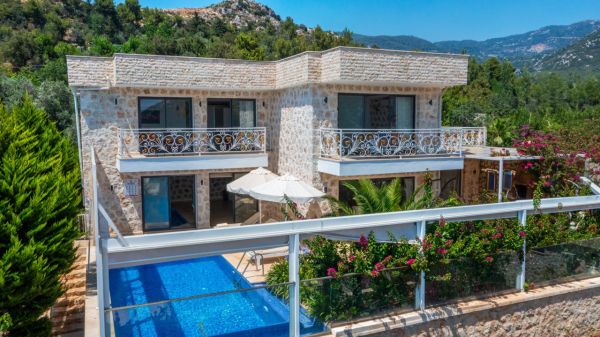 Villa Zerrin 9 | Kalkan’da Isıtmalı Havuzlu Taş Villa