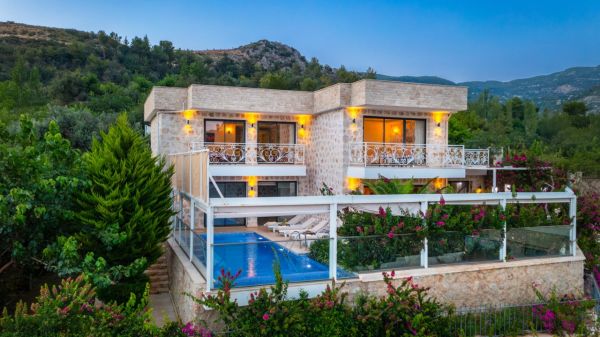 Villa Zerrin 9 | Kalkan’da Isıtmalı Havuzlu Taş Villa