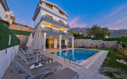 Villa Faisy 3 | Fethiye Ovacık’ta Geniş Bahçeli, Isıtmalı Havuzlu Aile Villası