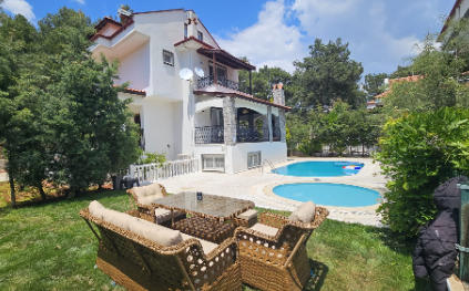 Villa Pineta | Hisarönü'nde 10 Kişilik Oyun Parklı Lüks Villa